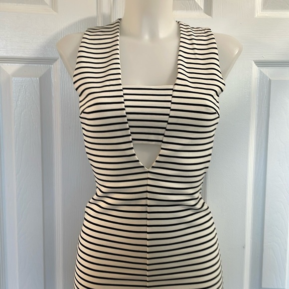 WINDSOR V NECK BLACK AND WHITE STRIPED SOFT KNIT MINI DRESS W/ CUTOUTS JR S - Picture 1 of 12